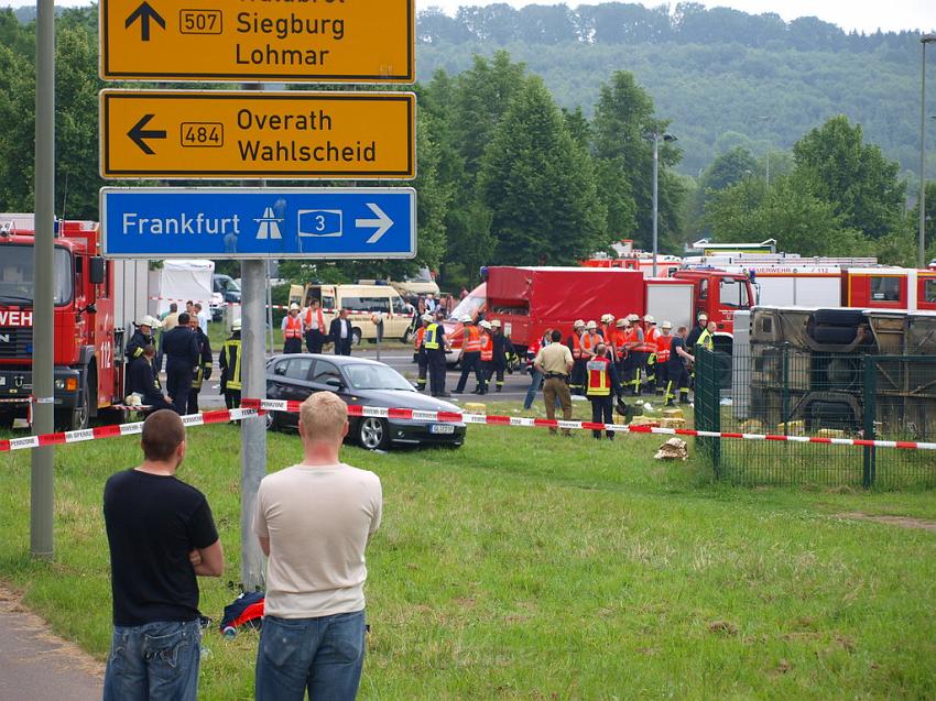 Schwerer Unfall mit Reisebus Lohmar Donrather Dreieck P279.JPG